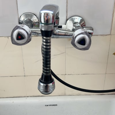 ברז מים עם ידיות חמות וקרות