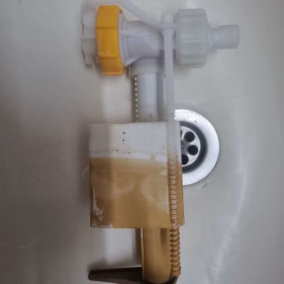 שסתום פלסטיק עם ידית צהובה בכיור