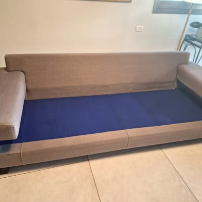 ספה עם ריפוד כחול על רצפת אריחים