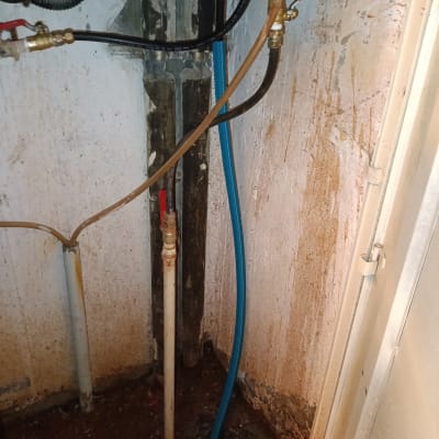 צנרת מים עם חיבורים ושסתומים