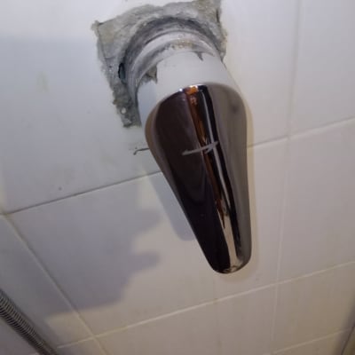 ידית ברז מותקנת על קיר אריחים