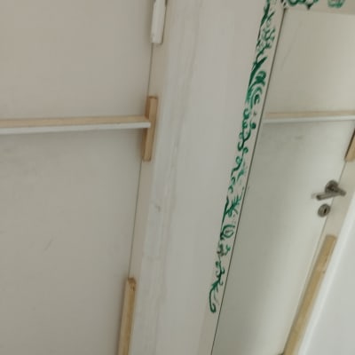 תהליך התקנה ויישור של משקוף דלת פנים באמצעות תמיכות עץ