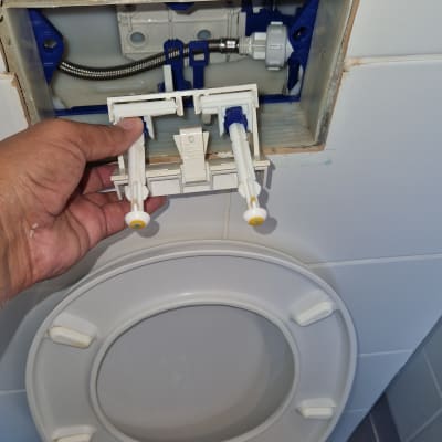 תיקון ניאגרה בשירותים עם ידית פלסטיק