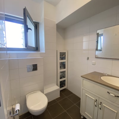 חדר אמבטיה עם שירותים, כיור וארון