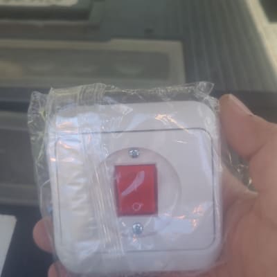מתג חשמלי עם כיסוי פלסטיק שקוף
