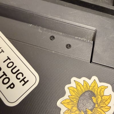 מדבקות על מכשיר אלקטרוני עם כיתוב ואיור חמניה