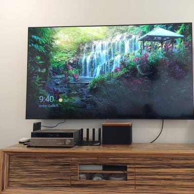 טלוויזיה תלויה על הקיר עם כבלים מחוברים