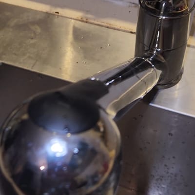 ברז מים בכיור מטבח עם זרם מים זורם