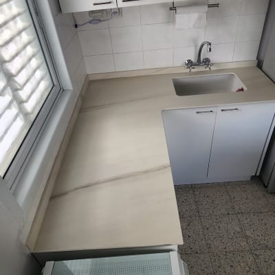 משטח שיש במטבח עם כיור וברז