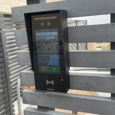 אינטרקום עם מסך מגע מותקן על גדר מתכת