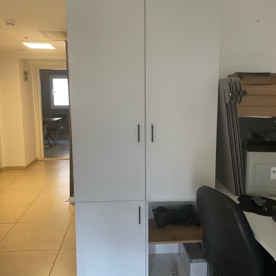 ארון לבן עם דלתות סגורות ומדף פתוח