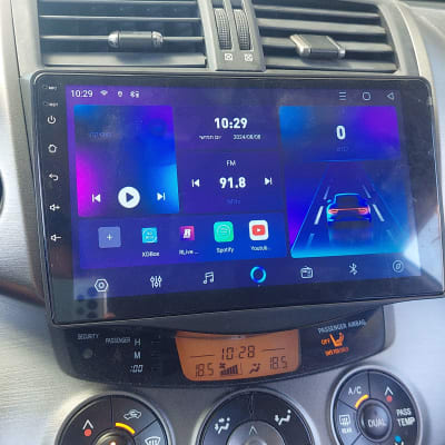 מערכת מולטימדיה ברכב עם מסך מגע ותצוגת אקלים