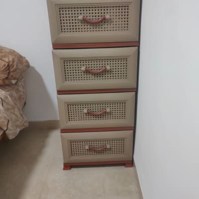 ארון מגירות פלסטיק בחדר שינה