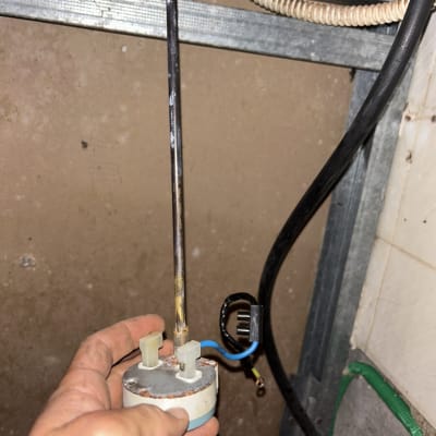 יד מחזיקה גוף חימום של דוד שמש עם חוטים חשמליים