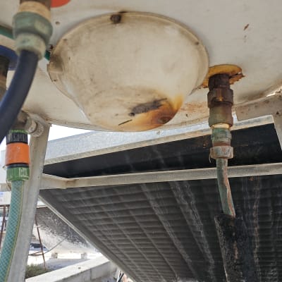 צינורות וחיבורים חשמליים עם חלודה