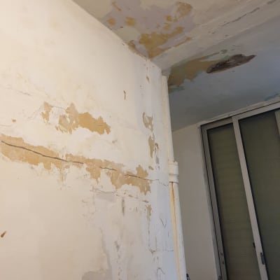 קיר מתקלף עם צבע מתקלף ותקרה פגומה