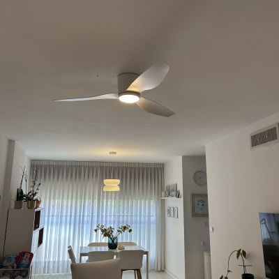 מאוורר תקרה מואר בחדר מגורים מודרני עם ריהוט בהיר