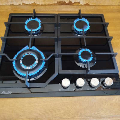 כיריים גז עם להבות כחולות במטבח