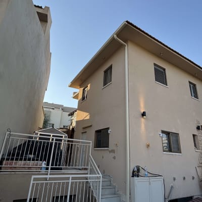 גג רעפים חום עם מרזב לבן