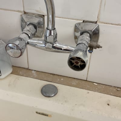 ברז מטבח עם ידיות מתכת, כיור לבן