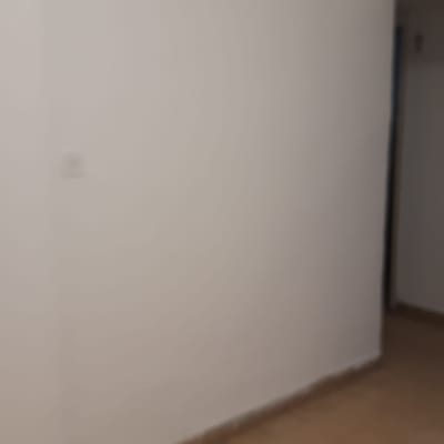 קיר לבן ורצפת אריחים בחדר ריק