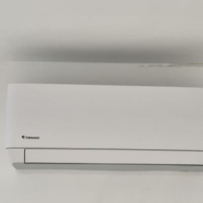 מזגן מותקן על קיר לבן