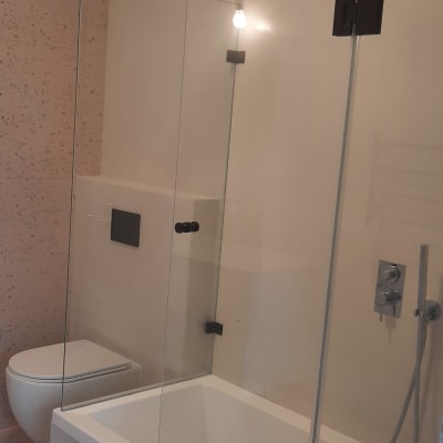 מקלחת עם דלת זכוכית וברז מתכת