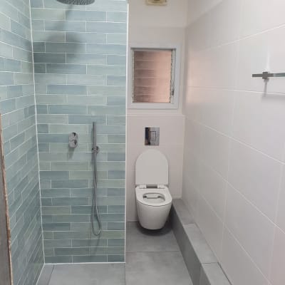 שיפוץ חדר אמבטיה עם אריחים חדשים ומקלחת