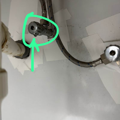 צינור מים עם חיבורי אינסטלציה מתחת לכיור