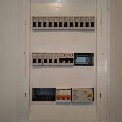 לוח חשמל עם מפסקים ומתגים