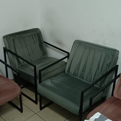 כיסאות מרופדים עם כתמים על הקיר מאחוריהם