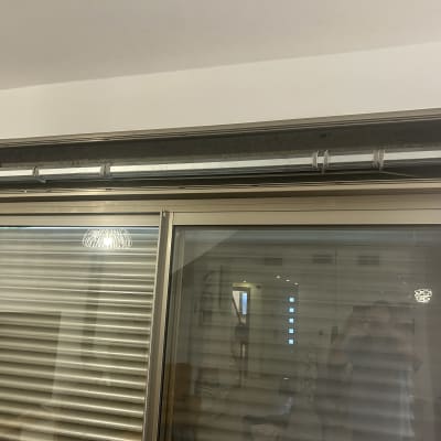 תריסים וחלון עם מסגרת מתכת