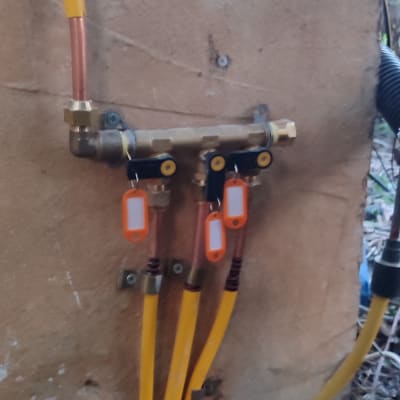 צינורות גז עם שסתומים על קיר חיצוני