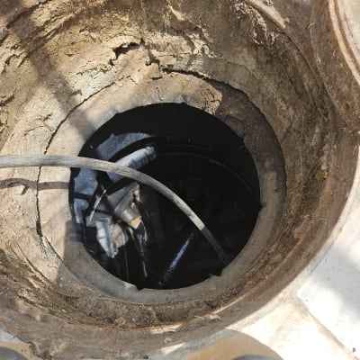 פתח ביוב עם צינור וכלי עבודה