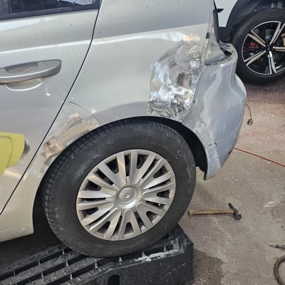 תיקון פחחות לרכב עם כלי עבודה וסליל כבל חשמלי