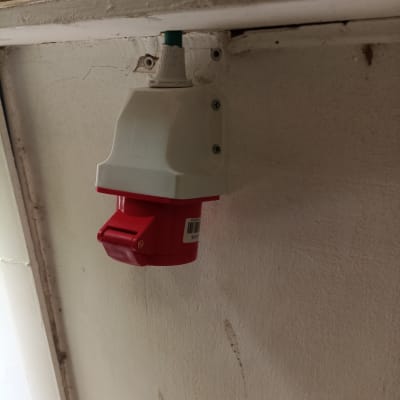 שקע חשמלי מותקן על קיר