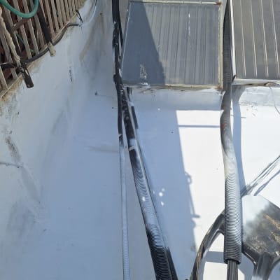 צינורות ומתקנים על גג לבן, קשור לאיטום