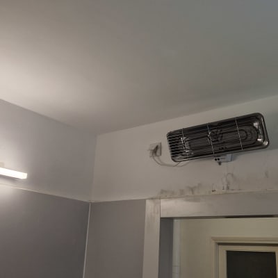 תנור חימום וקו תאורה על קיר חדר