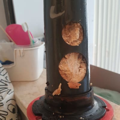 צינור שחור עם חורים מלאים בחומר בידוד