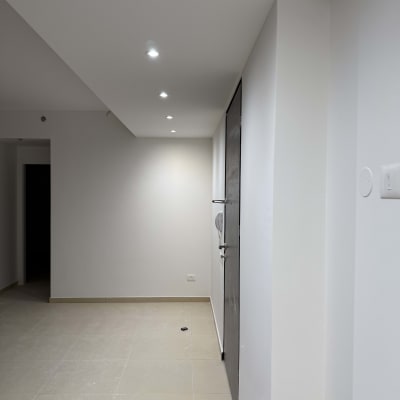 קיר גבס עם תאורה שקועה בתקרה