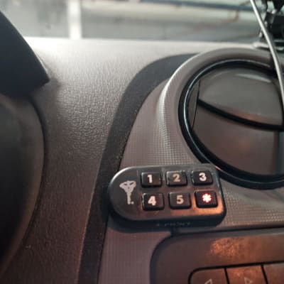 לוח מקשים עם מספרים ברכב ליד פתח אוורור