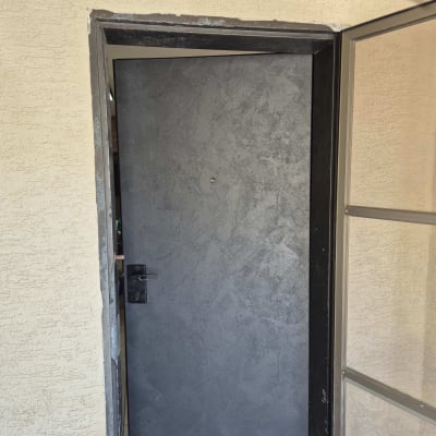 דלת מצופה בציפוי אפור עם מסגרת מתכת