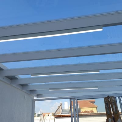 תקרת אלומיניום עם חלונות זכוכית