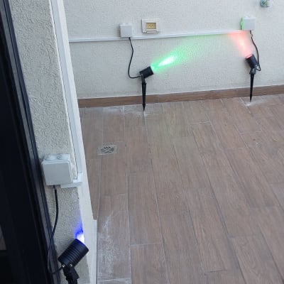 תאורת חוץ מותקנת על קיר עם כבלים חשמליים