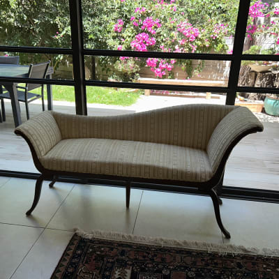 ספה מרופדת ליד חלון עם נוף לגינה