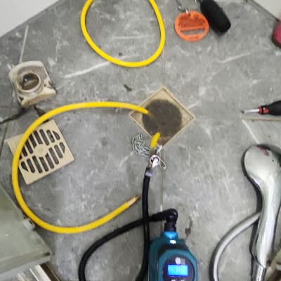 כלים לאיתור נזילות על רצפת חדר אמבטיה