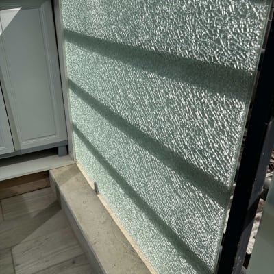 זכוכית מחוספסת עם טקסטורה, מוארת באור שמש