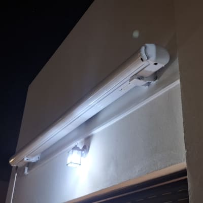 סוכך מותקן על קיר חיצוני בלילה