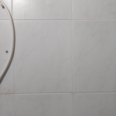 אריחי קרמיקה עם חלקי התקנה נראים בתמונה