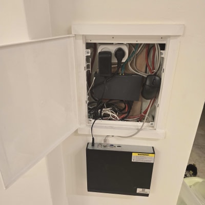ארון תקשורת עם כבלים ומכשור למצלמות אבטחה